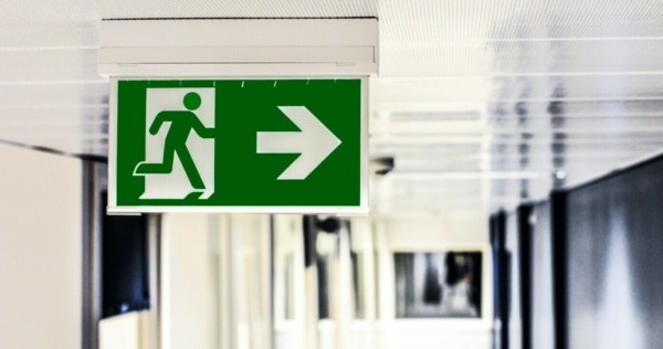 Vluchtwegaanduiding wordt geplaatst